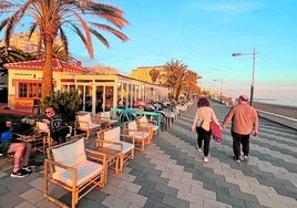 Establecimientos de hostelería en el paseo marítimo de Ferrara de Torrox-Costa.