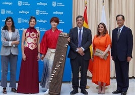La cultura que une a Málaga con Japón: desde un arpa al mito de las geishas