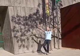 En la puerta de los juzgados de Antequera, donde se grabó bailando.