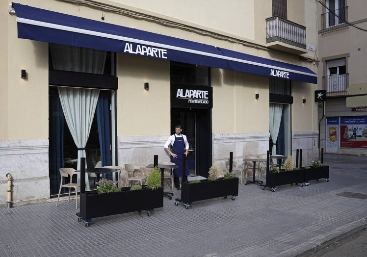 El restaurante también cuenta con una pequeña terraza.