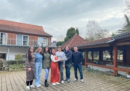 Alumnas del IES Monterroso de Estepona en Bad Essen en Alemania, Ana, Lourdes, Carmen y Elena junto a la encargada y la directora de la Residencia de Mayores y al coordinador del Erasmus+, José Antonio Neira.