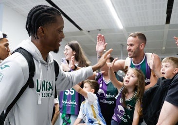 Carter saludo a unos aficionados en el aeropuerto.