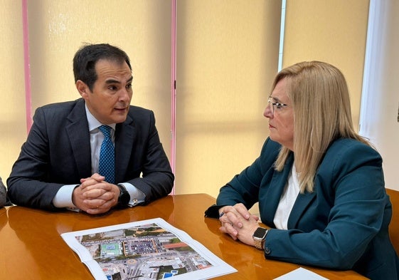 El consejero de Justicia y la alcaldesa de Fuengirola analizan los terrenos para la ubicación de la futura nueva sede judicial.