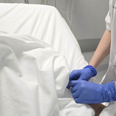 Imagen de una de las enfermeras del Hospital Costa del Sol atendiendo a un paciente.