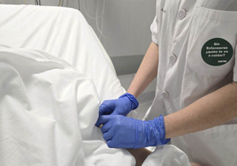 Imagen de una de las enfermeras del Hospital Costa del Sol atendiendo a un paciente.