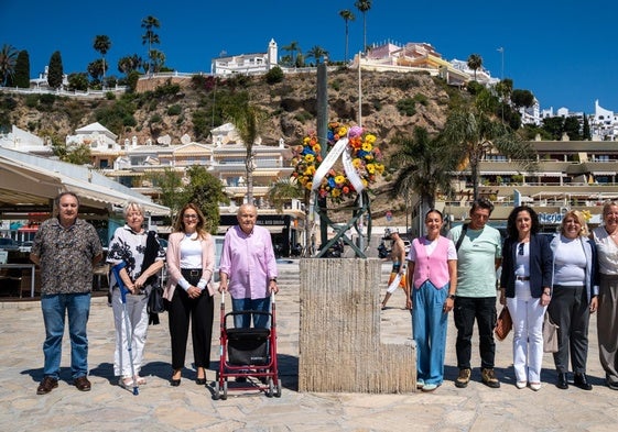 Asistentes al acto de homenaje en recuerdo de Antonio Mercero, este lunes en la playa de Burriana.