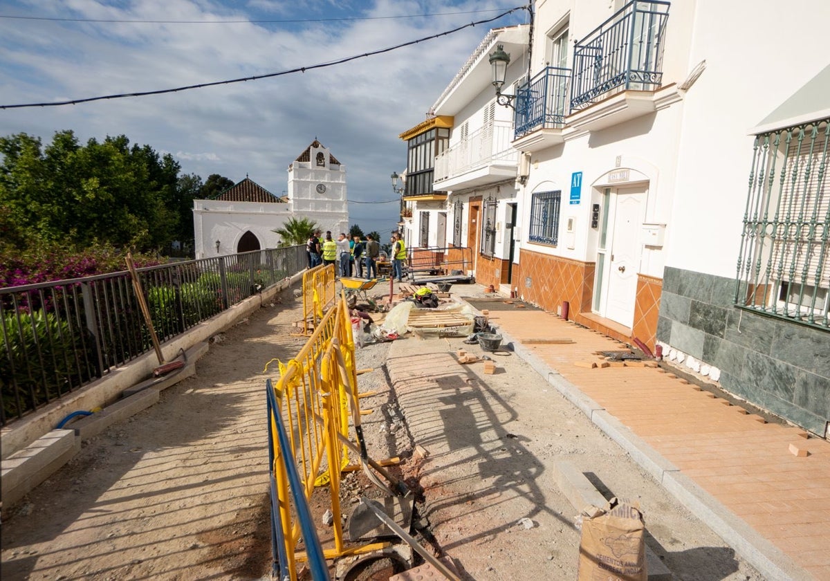 Imagen de los trabajos en la céntrica calle Cristo de la pedanía nerjeña.