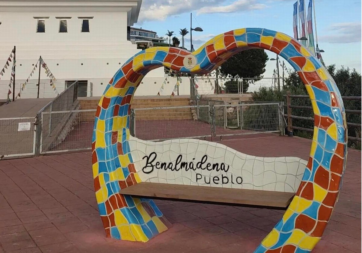 Banco instalado en las inmediaciones de la estupa, en Benalmádena Pueblo.