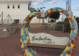 Banco instalado en las inmediaciones de la estupa, en Benalmádena Pueblo.