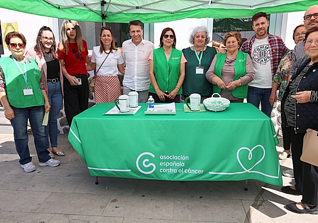 El alcalde de Torrox y ediles, este lunes en la cuestación contra el cáncer.