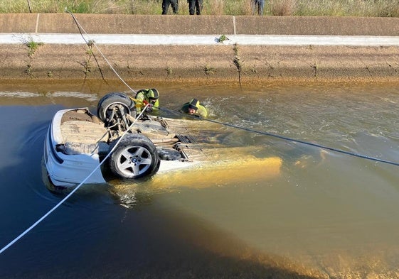 Tragedia en Cartaya: mueren tres jóvenes tras caer su vehículo en un canal