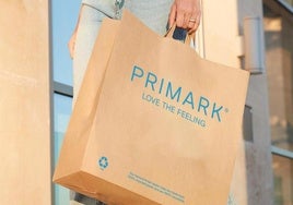 Se acabaron las bolsas gratuitas en Primark: sus dos tiendas en Málaga ya las cobran