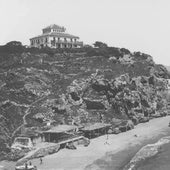 Fotografía histórica del Castillo del Inglés y los cenadores a pie de playa.