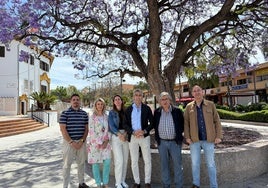 Navas y Ochoa acompañados de otros representantes del PSOE de Benalmádena.