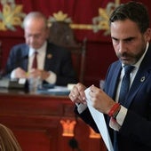 Dani Pérez, en un pleno, con el alcalde Paco de la Torre, en la presidencia.