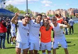 Varios jugadores del Ceuta, entre ellos el exmalaguista Kuki (segundo por la mizquierda) celebran el domingo el ascenso a Segunda en Alcorcón.