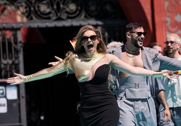 Melody conquista la alfombra turquesa de Eurovisión con un diseño malagueño