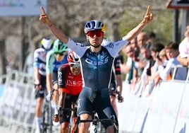 Tom Pidcock, tras ganar en Torredelcampo.