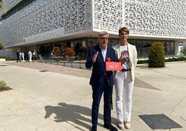 Josele Aguilar y Emma Molina en su comparecencia ante los medios en Estepona, delante del Ayuntamiento.
