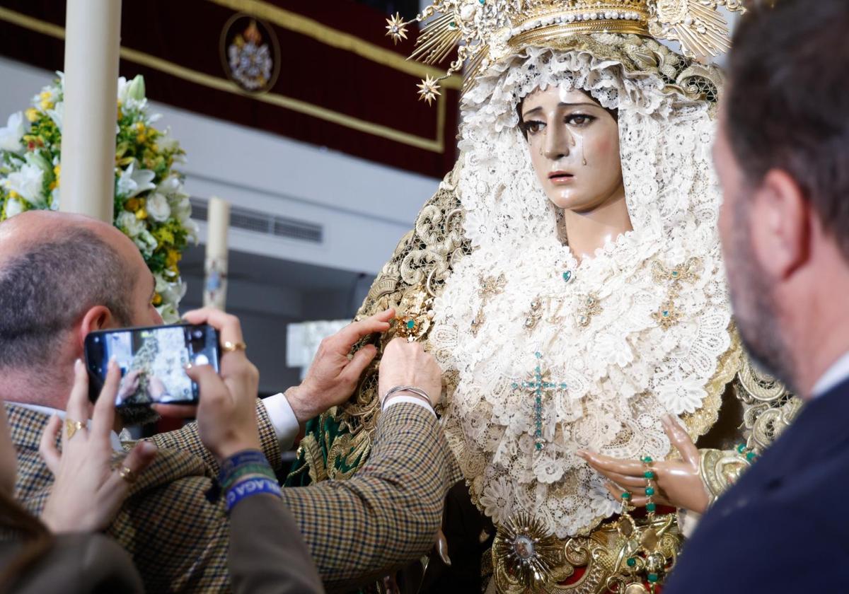 Imagen de archivo del besamanos de la Virgen de la Esperanza antes de ir a Roma.