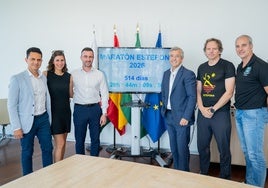 El alcalde de Estepona junto a los miembros del Club de Atletismo.