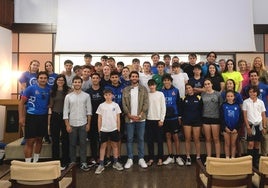 Alberto González (con chaqueta en el centro de la imagen), este miércoles junto a asistentes a la charla.