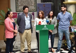 La delegada de la Junta, Patricia Navarro, este miércoles en Benamocarra, con el alcalde, Abdeslam Lucena, y ediles.