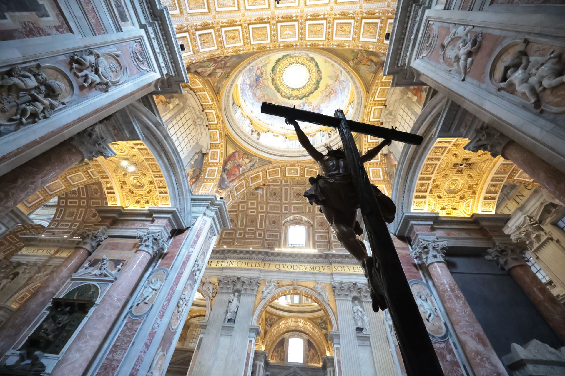La Dolorosa perchelera y el Cristo de la Expiración de Sevilla están expuestos a la veneración de los fieles en una de las capillas de la nave izquierda de la basílica
