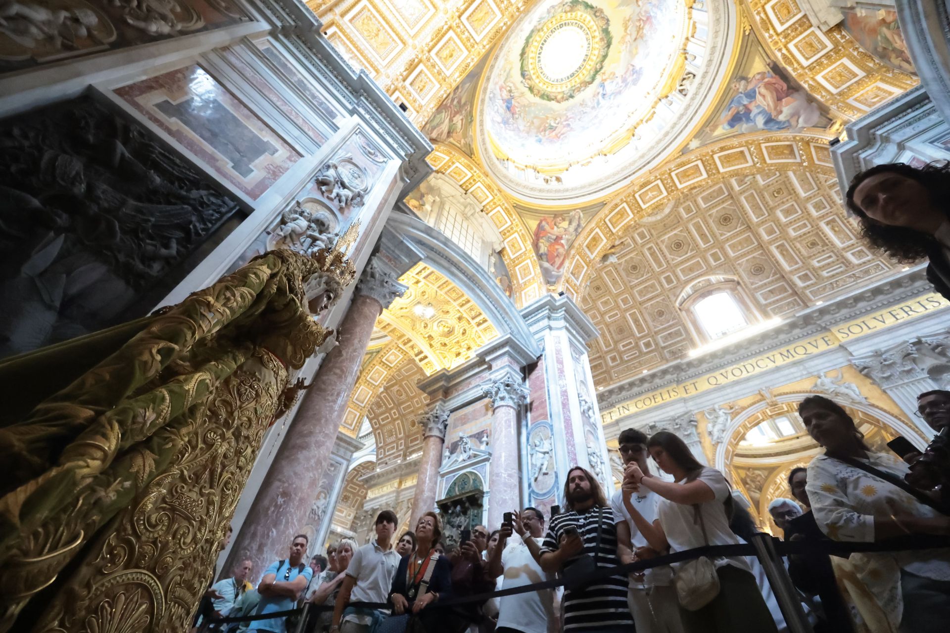 La Dolorosa perchelera y el Cristo de la Expiración de Sevilla están expuestos a la veneración de los fieles en una de las capillas de la nave izquierda de la basílica