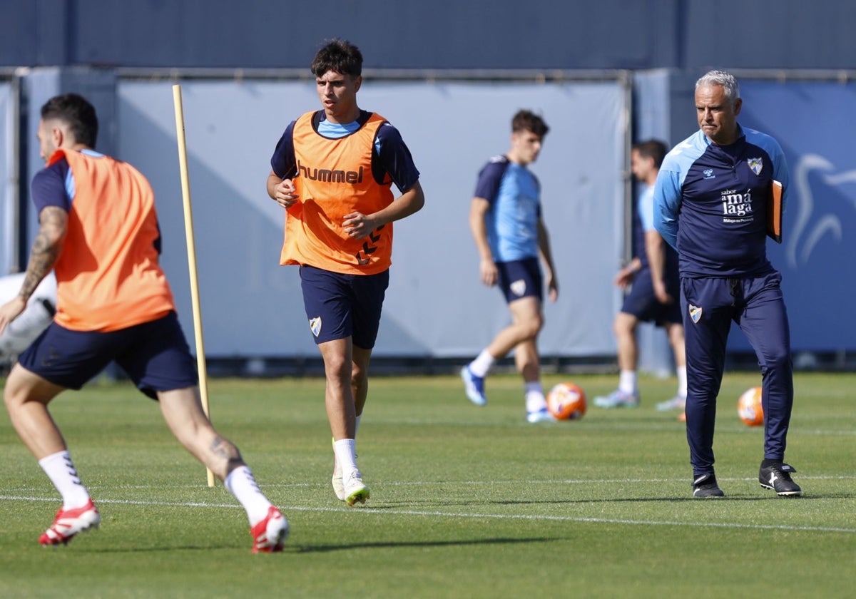 Izan Merino, en un entrenamiento esta semana con el Málaga.