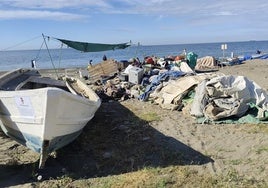 Una embarcación y basura depositada en el varadero.