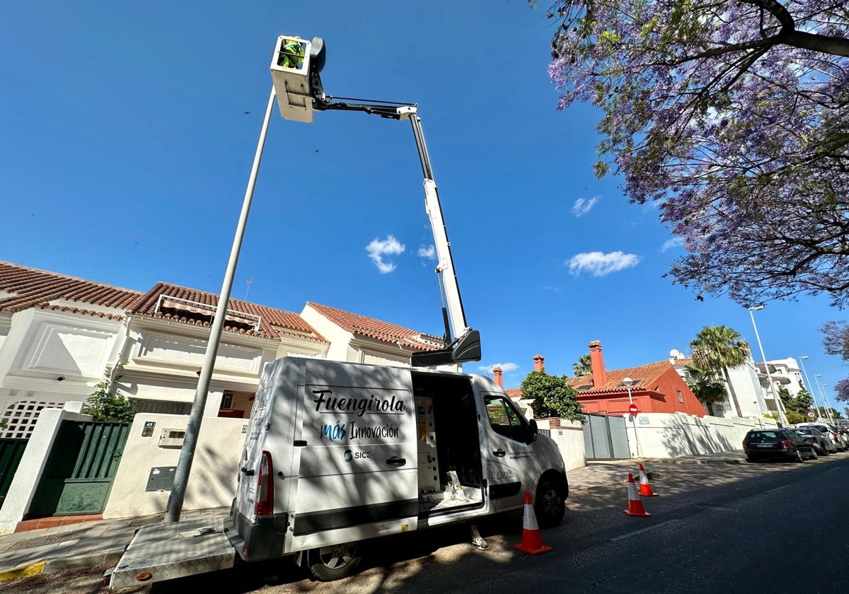 Fuengirola se marca el reto de cambiar 2.300 puntos de luz antes del mes de agosto