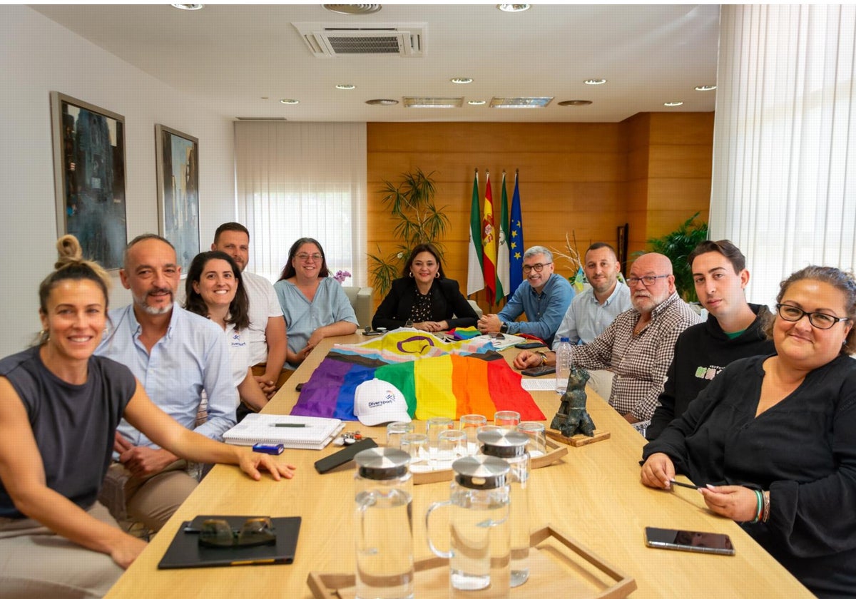 Reunión de la alcaldesa y responsables del Gobierno municipal con la comunidad LGTBIQ+.
