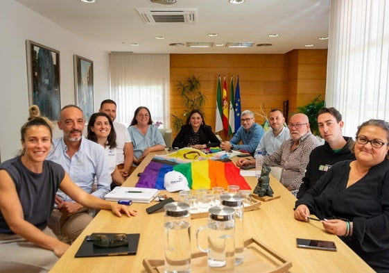 Reunión de la alcaldesa y responsables del Gobierno municipal con la reunión mantenida con la comunidad LGTBIQ+.