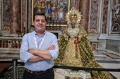 Juan Antonio García 'Nono', junto a la Virgen de la Esperanza, en San Pedro.