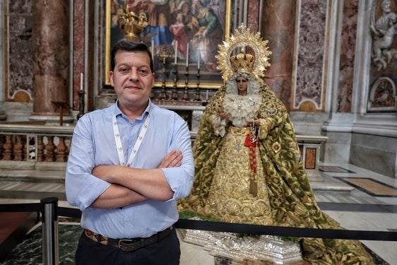 Juan Antonio García 'Nono', junto a la Virgen de la Esperanza, en San Pedro.
