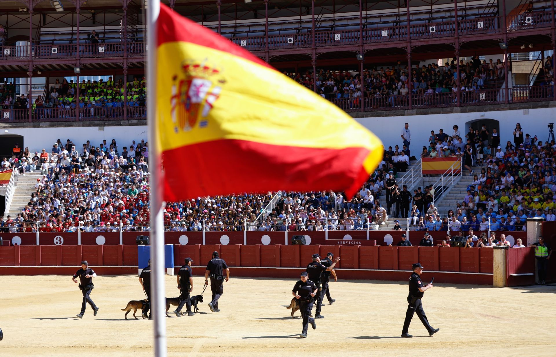 La Policía Nacional celebra una exhibición para dar a conocer su labor a escolares de Málaga