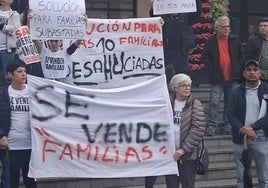 Protesta de los vecinos a las puertas del Ayuntamiento de Torremolinos.