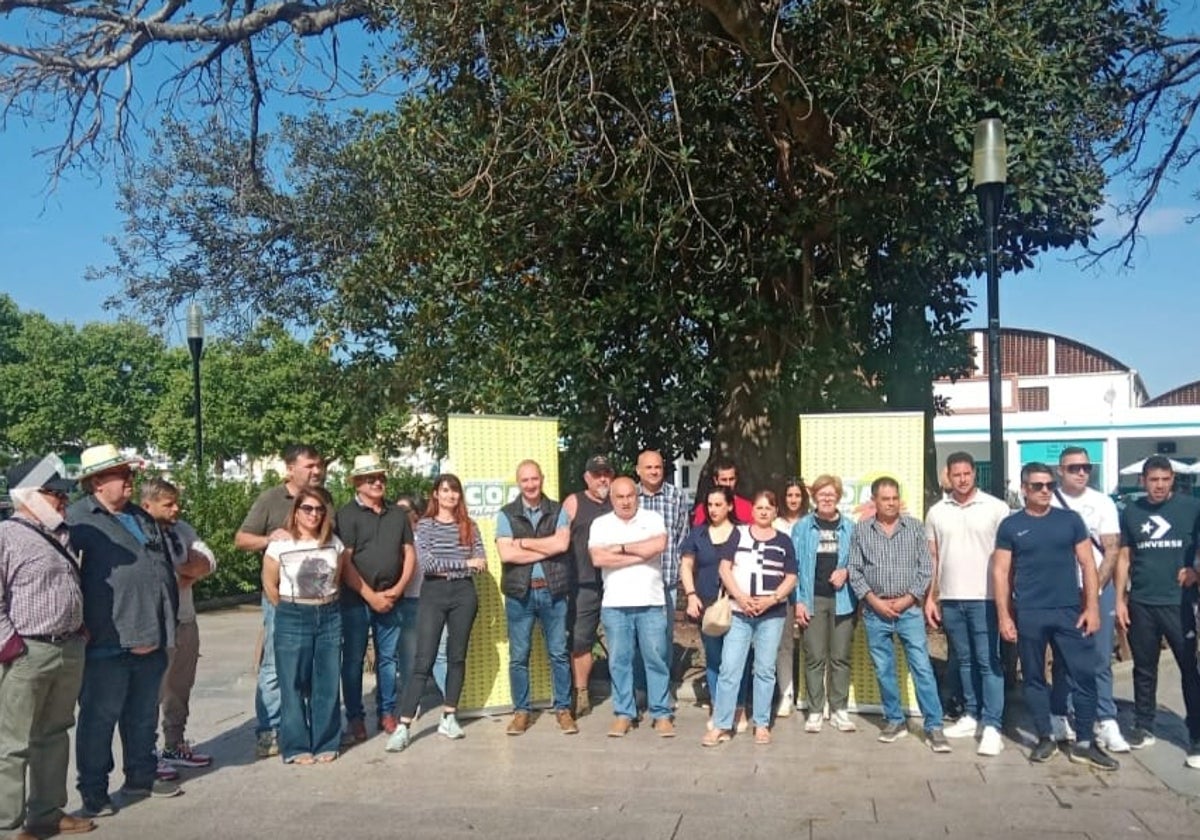 Los agricultores, concentrados este miércoles en el Paseo de Andalucía de Vélez-Málaga.