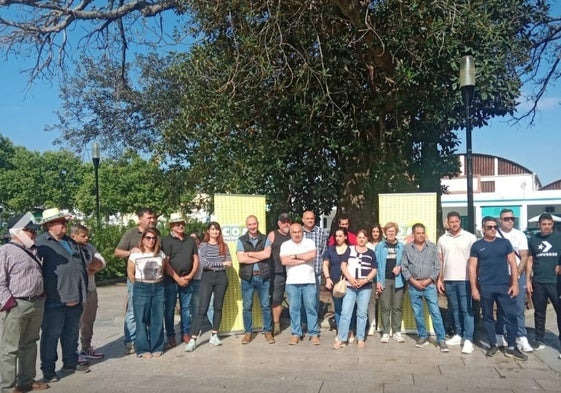 Los agricultores, concentrados este miércoles en el Paseo de Andalucía de Vélez-Málaga.