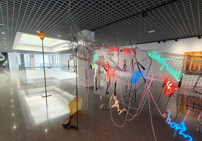 Imagen del hall del primer piso, también ausente de visitas.