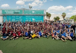 Parte de los participantes posan en una foto de familia.