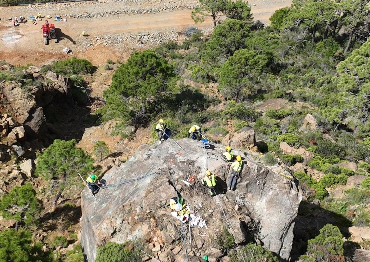 Imagen secundaria 1 - Comienzan las voladuras en la montaña para reponer la carretera Ronda-San Pedro en Málaga