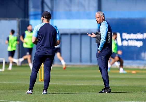 Pellicer conversa con Manolo Sánchez, segundo entrenador del Málaga, durante un entrenamiento reciente.