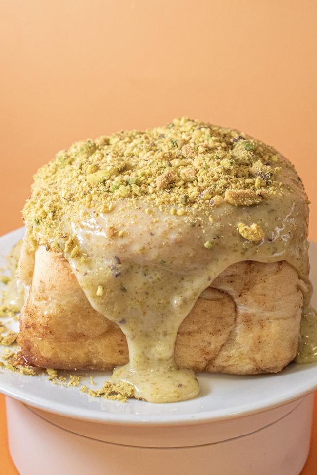 Pistacho Roll: rollo de canela con glaseado de pistacho y trocitos de pistacho natural.