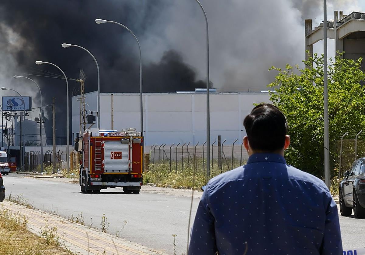La nave incendiada ayer en Alcalá de Guadaíra.