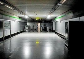 Los túneles de la red de trenes de Sevilla, a oscuras por el apagón del 28 de abril.
