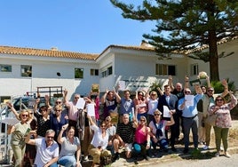 El portavoz de Vox, Antonio Alcázar, con los vecinos de El Olivar y urbanizaciones aledañas, delante del proyecto de CIMI adjudicado por la Junta, del que reniegan.