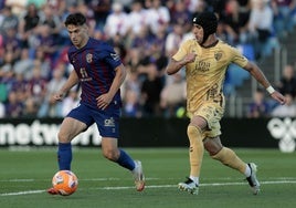 Luismi, en una acción defensiva ante Llabrés en el duelo del domingo ante el Eldense.