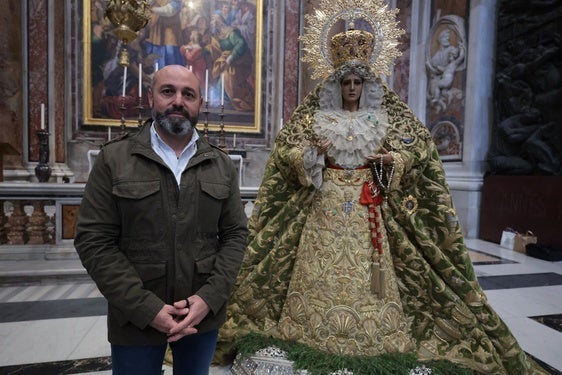 Juan Francisco Leiva, junto a la Virgen de la Esperanza, en la basílica de San Pedro.